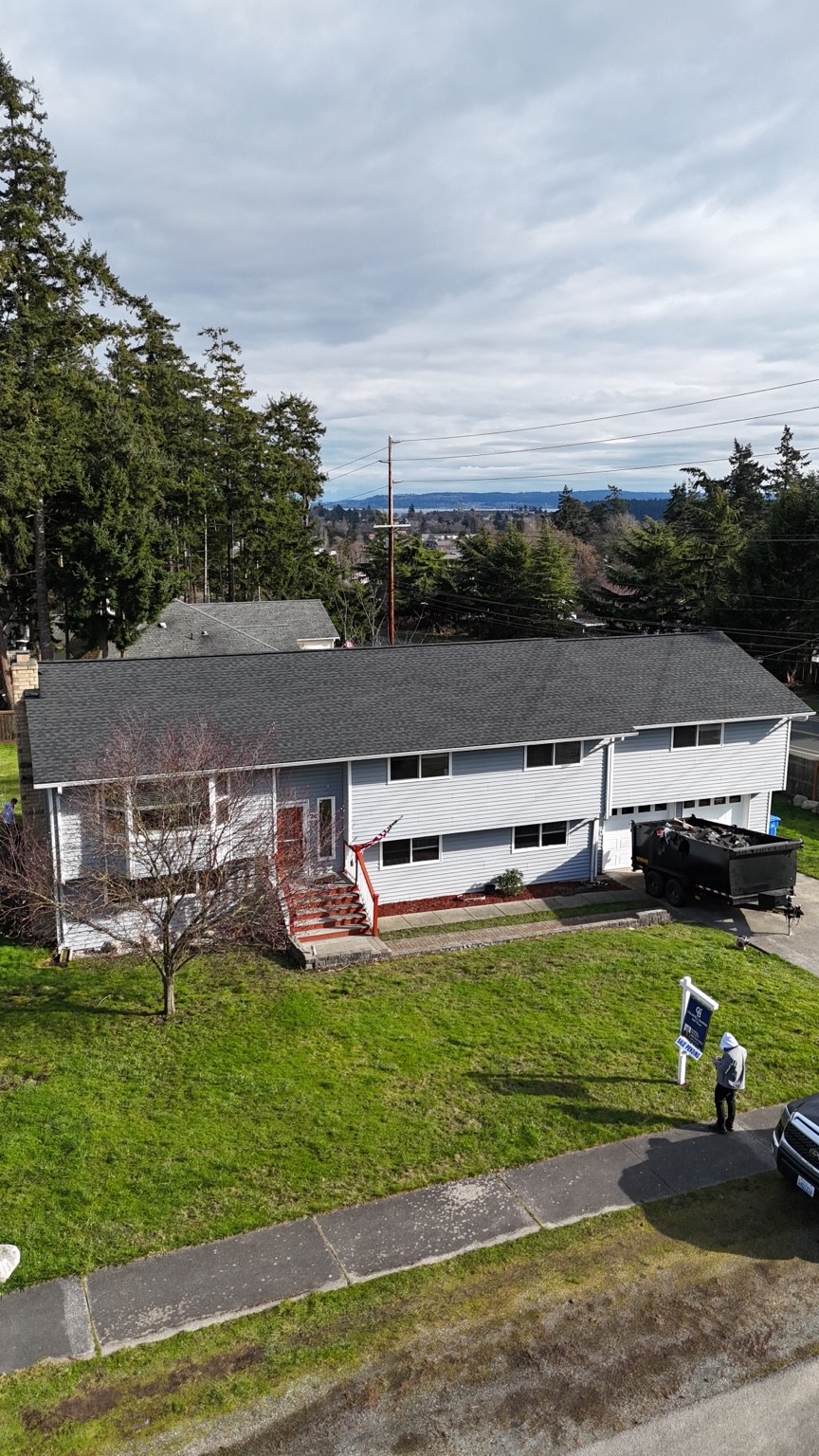 Front aerial view of the Oak Harbor home with its new GAF Timberline HDZ roof